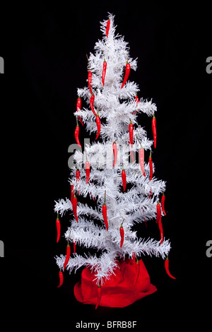 Abstrakte künstlichen weißen Weihnachtsbaum mit frischen roten Chilischoten als Dekoration Stockfoto