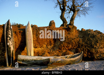 Einbaum an einem Strand auf Pemba hochgezogen Stockfoto