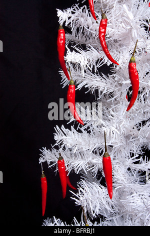 Abstrakte künstlichen weißen Weihnachtsbaum mit frischen roten Chilischoten als Dekoration Stockfoto