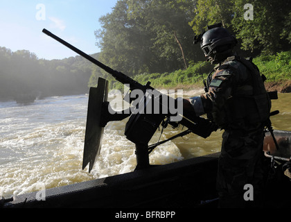 Ein Special Warfare Combatant-Craft Crewman manning eine M240N .762mm Maschinengewehr in Fort Knox. Stockfoto