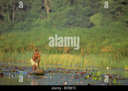 Fischer in seinem Einbaum auf dem Okavango-Fluss Stockfoto