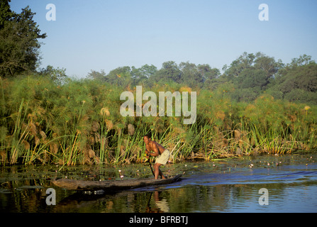 Fischer in seinem Einbaum auf dem Okavango-Fluss Stockfoto