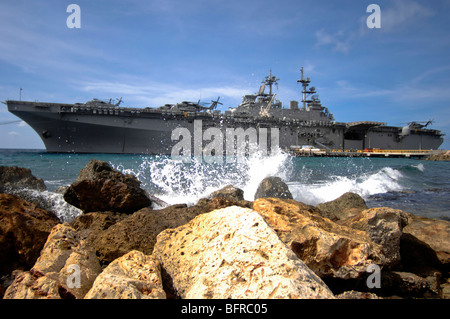 Die amphibische Angriff Schiff USS Kearsarge Besuch der niederländischen Antillen für das humanitäre Projekt. Stockfoto