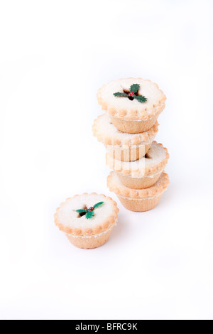 Turm der gezuckerten Sweet Mince Pies auf einfachen weißen Hintergrund. Stockfoto
