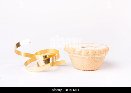 Einzelne Sweet Mince Pie vor weißem Hintergrund mit Goldband isoliert. Stockfoto