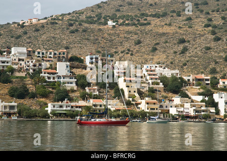 dh Elounda AGIOS NIKOLAOS Griechenland Kreta am Meer Villa Apartments und rote Yacht Boot Stockfoto