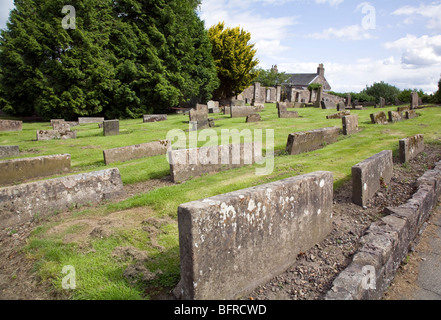 Versunkene Grabsteine in Clackmannan Pfarrkirche, Schottland Stockfoto