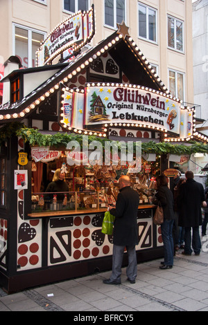 Glühwein & Lebkuchen stall München Weihnachtsmarkt Stockfoto