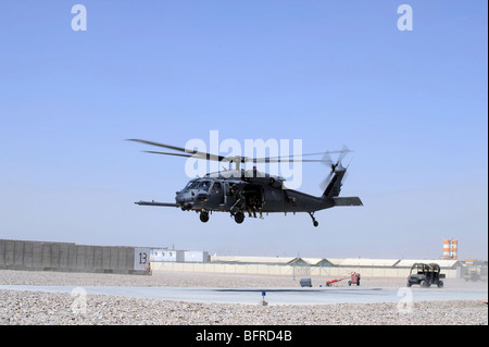 Ein HH - 60G Pave Hawk ausziehen aus Camp Bastion, Afghanistan. Stockfoto