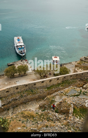 Dh Insel Spinalonga AGIOS NIKOLAOS GRIECHENLAND KRETA Blick vom Turm der Burg Boote von Elounda bei Kai Stockfoto