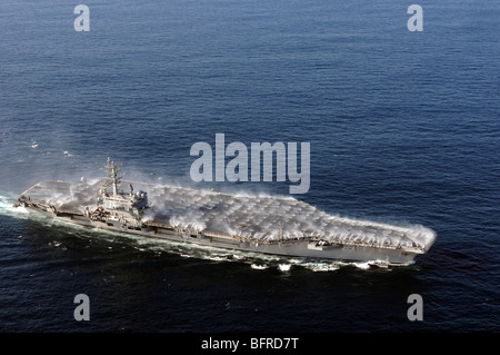 Gegenmaßnahme Wash-down Sprinkler aktiviert auf dem Flugzeugträger USS Ronald Reagan. Stockfoto