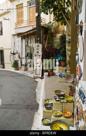 dh Kritsa AGIOS NIKOLAOS Griechenland Kreta Kreta Keramik touristischen Dorfladen und Tischdecke Shop anzeigen Stockfoto