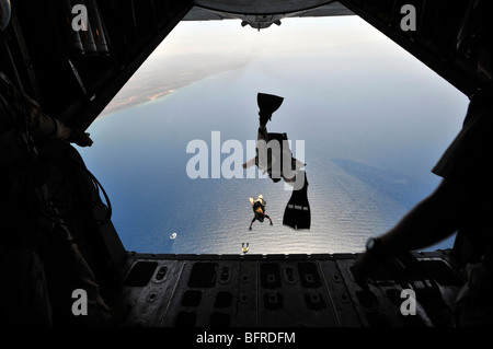 Ein US-Air Force Pararescueman Sprung aus einer HC - 130 P Hercules-Flugzeuge. Stockfoto