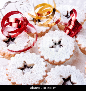 Hintergrundbild von Sweet Mince Pies und Bänder mit Puderzucker bestäubt. Stockfoto