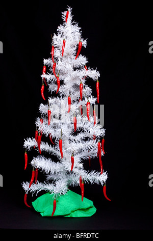 Abstrakte künstlichen weißen Weihnachtsbaum mit frischen roten Chilischoten als Dekoration Stockfoto