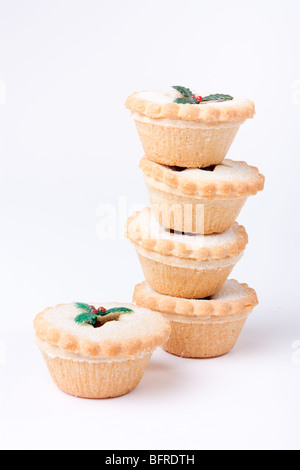 Turm der gezuckerten Sweet Mince Pies auf einfachen weißen Hintergrund. Stockfoto