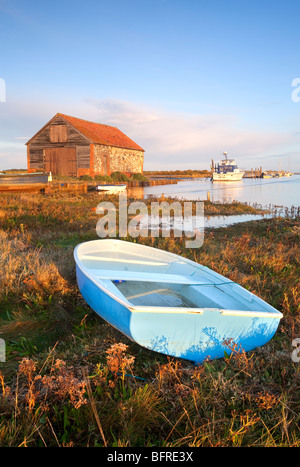 Die überfluteten Salzwiesen und Boot Haus/ehemalige Kohle Schuppen bei Flut an Dornweiler an der Nordküste Norfolk Stockfoto