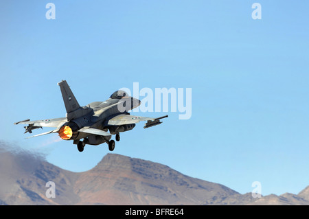 Eine F-16E aus den Vereinigten Arabischen Emiraten ausziehen für eine Ausbildungsmission Nellis Air Force Base, Nevada. Stockfoto