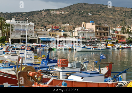 Dh Elounda, AGIOS NIKOLAOS GRIECHENLAND KRETA Kai angelegte Boote Hafen Waterfront Village Stockfoto