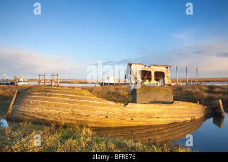 Alten verfallenen Holzboot auf Dornweiler Salzwiesen an der North Norfolk Küste bei Flut Stockfoto