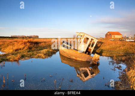 Alten verfallenen Holzboot auf Dornweiler Salzwiesen an der North Norfolk Küste bei Flut Stockfoto