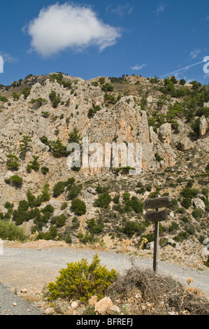 dh Metaxochori Bereich IERAPETRA Kreta Griechisch Wegweiser auf kretische Bergstraße track Stockfoto