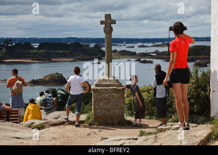 Touristen auf der Suche den Blick vom Chapelle Saint-Michel, Ile de Bréhat, Côte d ' Armor, Bretagne, Frankreich Stockfoto