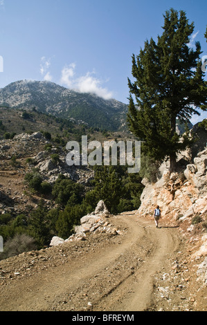 dh Metaxochori Gegend IERAPETRA GRIECHENLAND KRETA Tourist Frau Backpacker zu Fuß Auf der kretischen Dikti Bergstraße wandern Sie in die Berge der griechischen Inseln Stockfoto