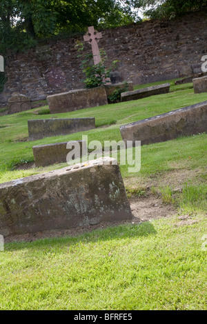 Versunkene Grabsteine in Clackmannan Pfarrkirche, Schottland Stockfoto