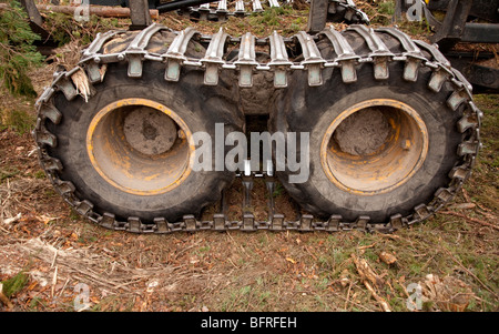 Ponsse Elch Wald Mähdrescher Reifenspuren, Finnland Stockfoto