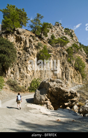 dh Metaxochori Bereich IERAPETRA Griechenland Kreta Tourist Frauen Backpacker kretischen Berg Strecke bergauf Stockfoto