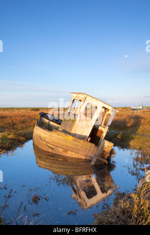 Alten verfallenen Holzboot auf Dornweiler Salzwiesen an der North Norfolk Küste bei Flut Stockfoto