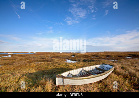Holzboot auf den Salzwiesen am Brancaster Staithe an der Nordküste Norfolk Stockfoto
