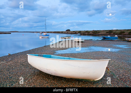 Burnham Overy Staithe bei Mondschein in der Abenddämmerung an der Nordküste Norfolk Stockfoto