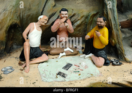 Chinesische Spieler spielen Mahjong oder Spielszene, „Gambling Can Cost you Everything“ Morality Tale, Tiger Balm Gardens Chinese Theme Park, Singapur Stockfoto