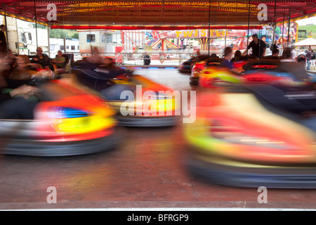 Dodgem oder Dodgem Autofahrer. Bumper Cars, eine klassische Vergnügungspark-Kirmes-Fahrt auf der Turriff Show, Schottland, Großbritannien Stockfoto