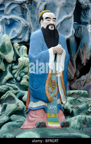 Skulptur Statue in voller Länge Porträt des Konfuzius (551 v. Chr.-479 v. Chr.), des chinesischen Philosophen und des Gottesgottes der Kultur Tiger Balm Gardens, chinesischer Freizeitpark Singapur Stockfoto