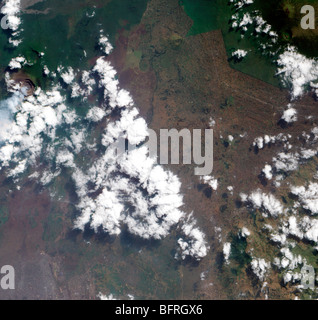 Eine kleine Wolke steigt von Nyiragongo Vulkan in der Demokratischen Republik Kongo Stockfoto