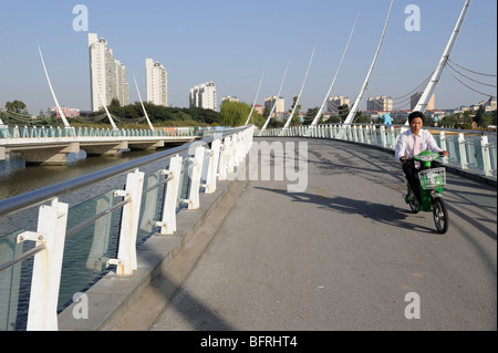 Ein Mann Reiten ein Motorrad in Neustadt Songjiang am Stadtrand von Shanghai, China. 21. Oktober 2009 Stockfoto