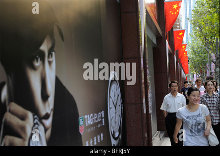 Bild des amerikanischen Golfer Tiger Woods auf ein Produkt der westlichen Plakatwand Gesicht Chinesen in Shanghai, China. Stockfoto