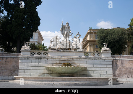 Das Fontana di Nettuno (Neptunbrunnen) steht auf der Westseite der Piazza del Popolo Stockfoto