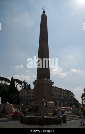 Ägyptischer Obelisk Ramses II von Heliopolis steht mit einem kleinen Brunnen in der Mitte der Piazza del Popolo Stockfoto