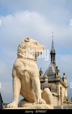 Geschnitzte Statue aus Stein des großen Mastiffhund auf der Brüstung des Chateau de Chantilly beherbergt die Musée de Conde-Frankreich Stockfoto