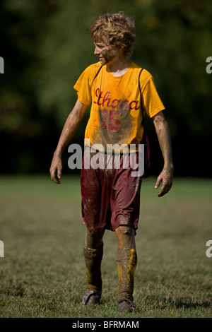 Junge 12 Jahre Playing Soccer - bedeckt mit Schlamm - New York - USA-Modell veröffentlicht Stockfoto