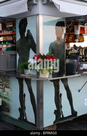 Ein Imbiss Kiosk mit Michelangelo David auf der Piazzale Michelangelo in Florenz, Italien. Stockfoto