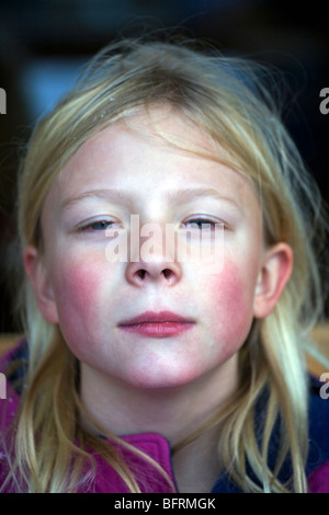 Eine blasse Wangen rosig sechs Jahres altes Mädchen Grimassen. Stockfoto