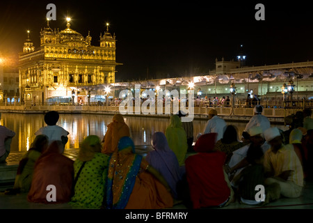 Sikh-Pilger betrachten den goldenen Tempel. Amritsar. Punjab. Indien Stockfoto