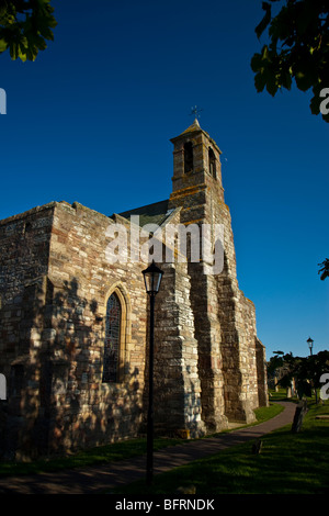 Schöne Heilige Kirche in einen blauen Sommerhimmel umrahmt von Bäumen und der Weg bis zu den Friedhof. Stockfoto