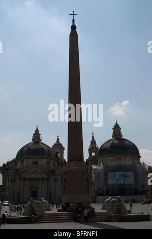 Ägyptischer Obelisk und die zwei Kirchen Santa Maria in Montesanto und Santa Maria dei Miracoli am Piazza del Popolo Stockfoto