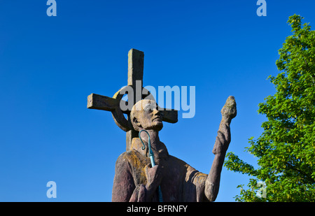 Die legendären Heiligen Statue von St Aiden an einem warmen Sommertag mit tiefblauem Himmel. Stockfoto